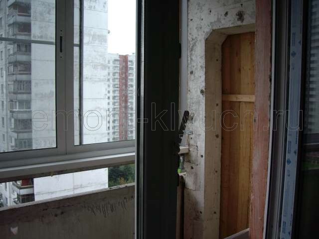 Монтаж пластикового окна на балконе, балкон до ремонта